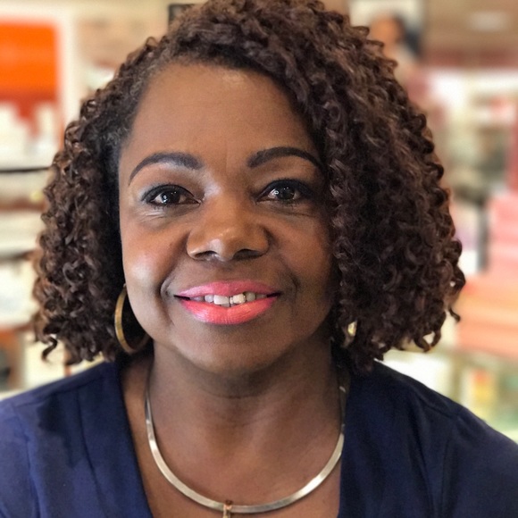 Meet your Poshers, Jayla and San! - Picture 2 of 3